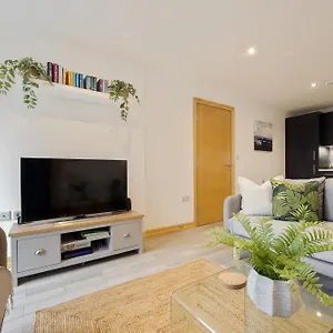Seaside Town Centre Triplex: Spacious Retreat With Parking Bournemouth